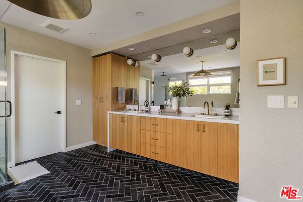 Bathroom, Dual Sink Vanities, Interior, Recessed Lighting