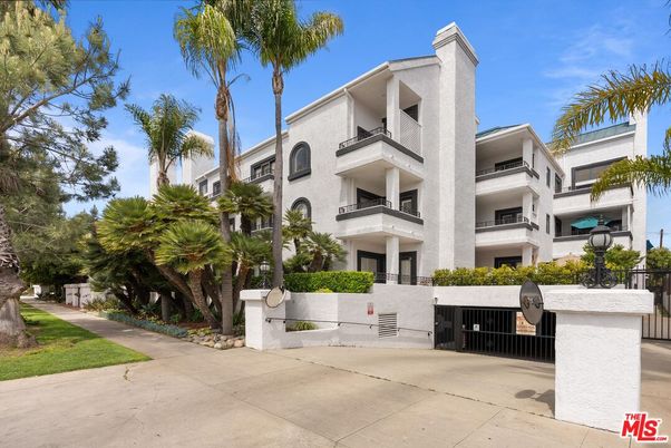 Exterior, Facade, Condo Building