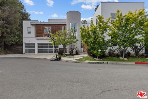 Attached, Exterior, Facade, Modern