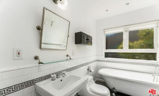 Bathroom, Free Standing Baths, Interior