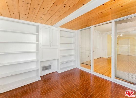 Empty room, Interior, Wooden Ceilings
