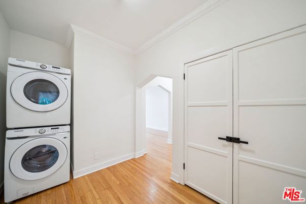 Interior, Utility Closets, Washer, Wood Texture Flooring
