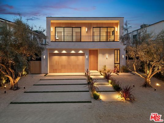 Attached, Backyard, Exterior, Facade, Modern