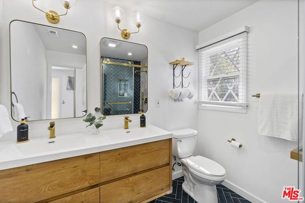 Bathroom, Dual Sink Vanities, Interior
