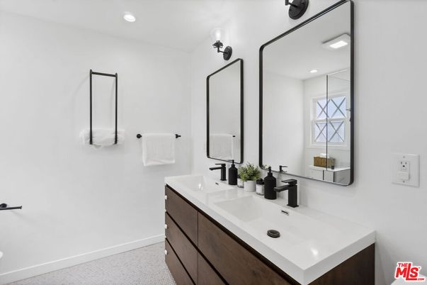 Bathroom, Dual Sink Vanities, Interior, Recessed Lighting