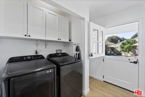 Interior, Washer, Wood Texture Flooring