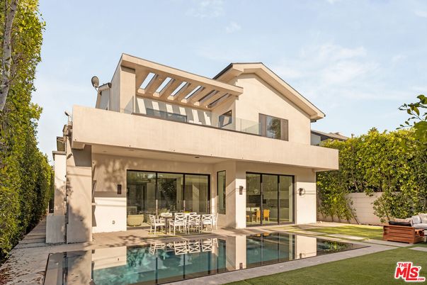 Exterior, Facade, Pool, Modern