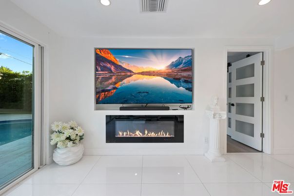 Fireplace, Interior, Recessed Lighting