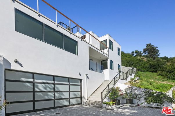 Attached, Exterior, Facade, Modern