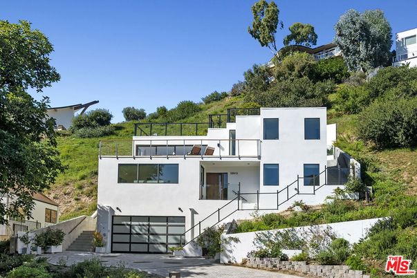 Attached, Exterior, Facade, Modern