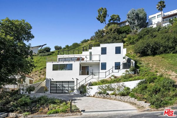 Attached, Exterior, Facade, Modern