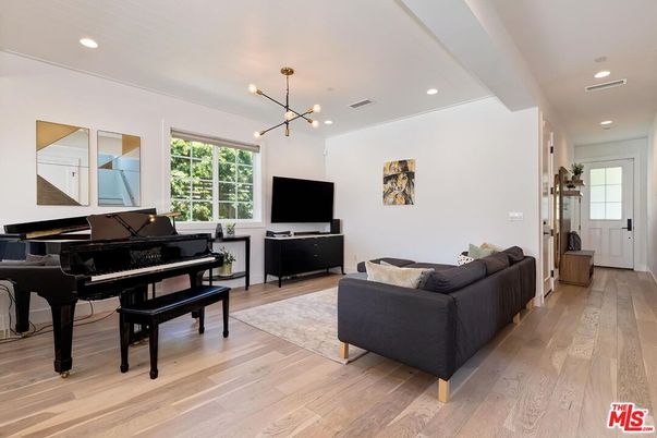 Interior, Living room, Pendant Lights, Piano, Recessed Lighting, Wood Texture Flooring