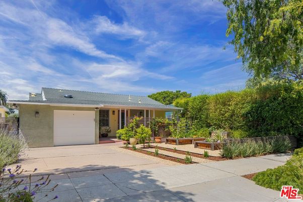 Attached, Exterior, Facade, Brick Facade, Ranch