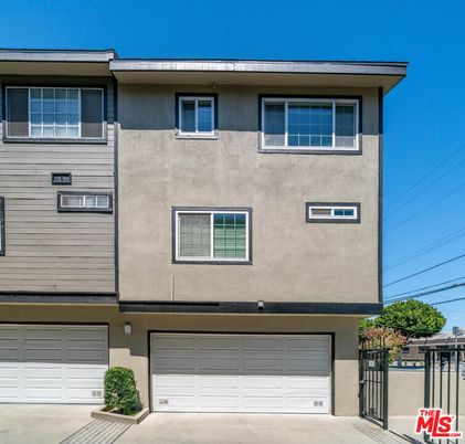 Attached, Exterior, Facade, Rowhouse