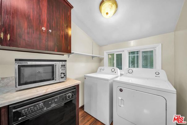 Interior, Washer, Wood Texture Flooring