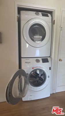 Interior, Utility Closets, Washer, Wood Texture Flooring