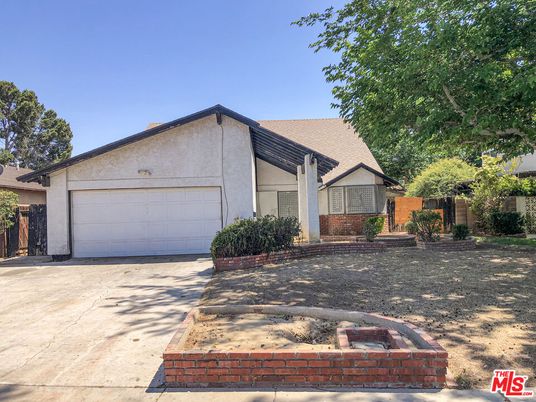 Attached, Exterior, Facade, Ranch