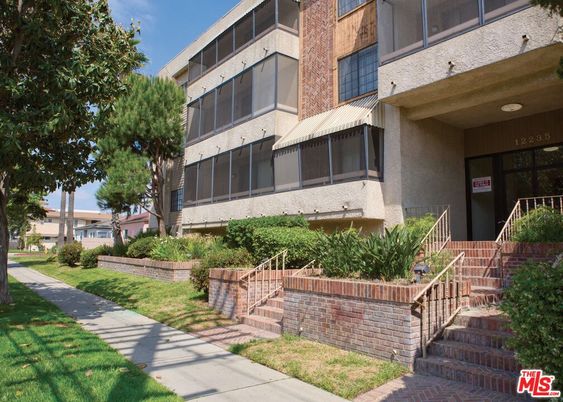Exterior, Facade, Modern