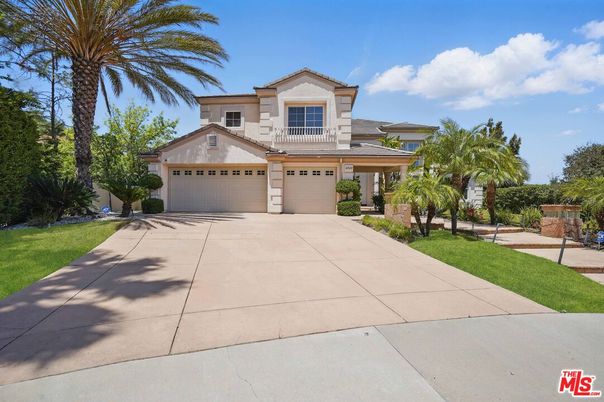 Attached, Exterior, Facade, Mediterranean