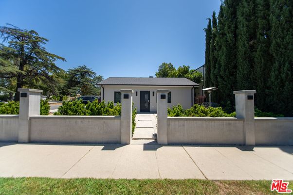 Exterior, Facade, Ranch