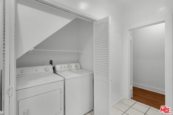 Interior, Utility Closets, Washer, Wood Texture Flooring