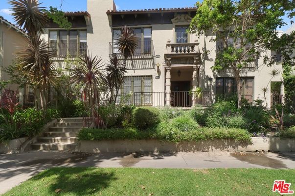 Exterior, Facade, Mediterranean