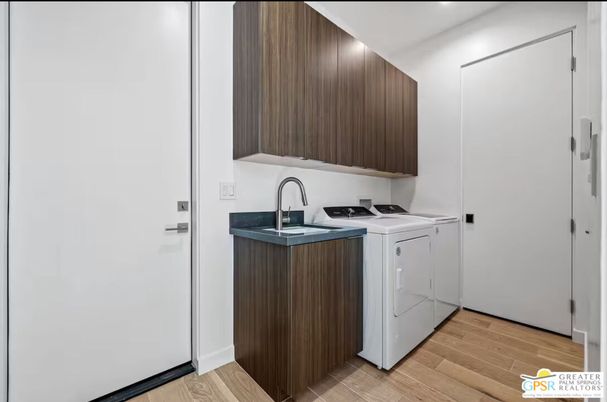 Interior, Recessed Lighting, Washer, Wood Texture Flooring