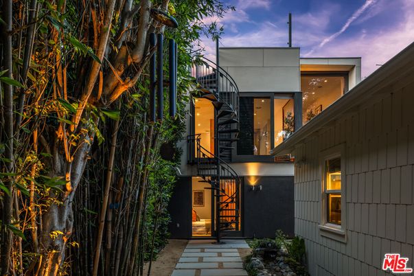 Exterior, Facade, Modern
