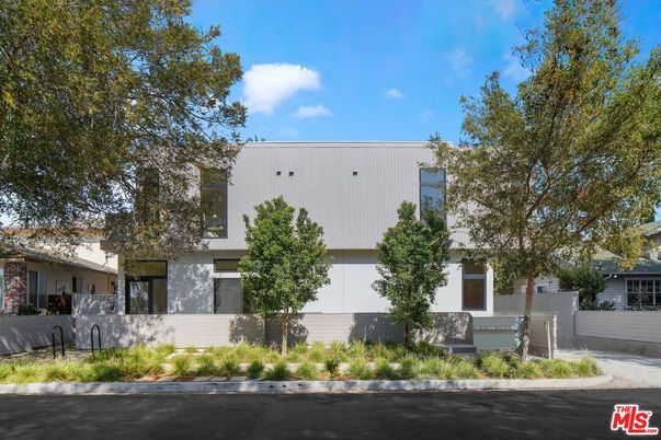 Exterior, Facade, Modern