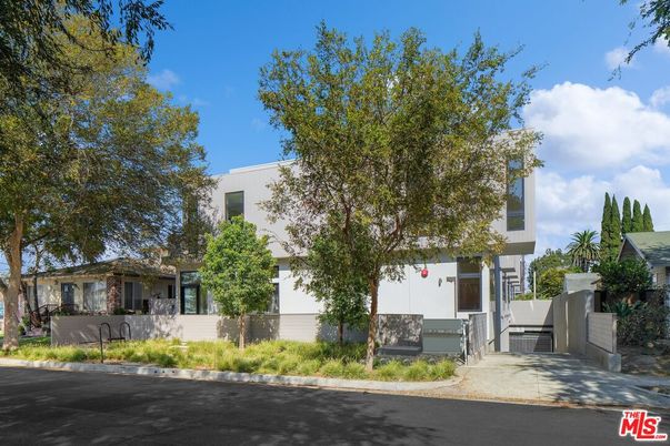 Exterior, Facade, Modern