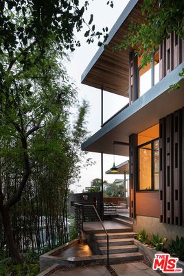 Exterior, Facade, Modern