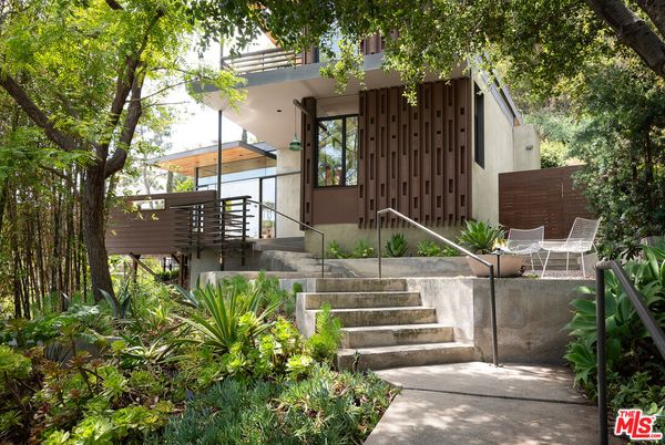 Exterior, Facade, Modern