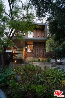 Backyard, Exterior, Facade, Modern