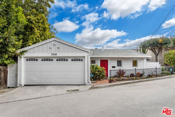 Attached, Exterior, Facade, Ranch
