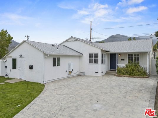 Backyard, Exterior, Facade, Ranch