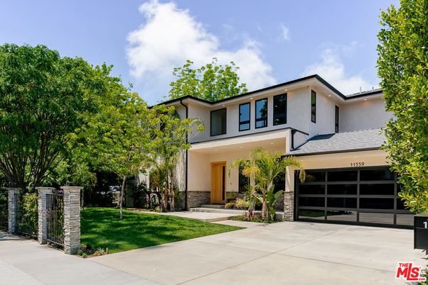 Attached, Backyard, Exterior, Facade, Modern
