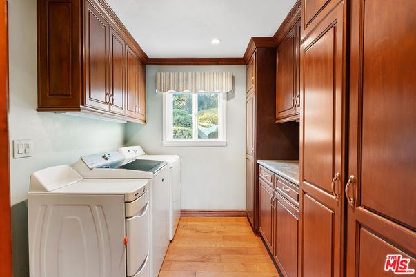 Interior, Recessed Lighting, Washer, Wood Texture Flooring