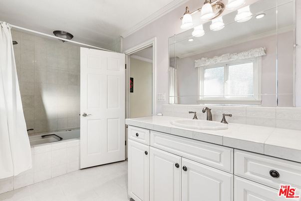 Bathroom, Interior, Recessed Lighting, Tile Countertops