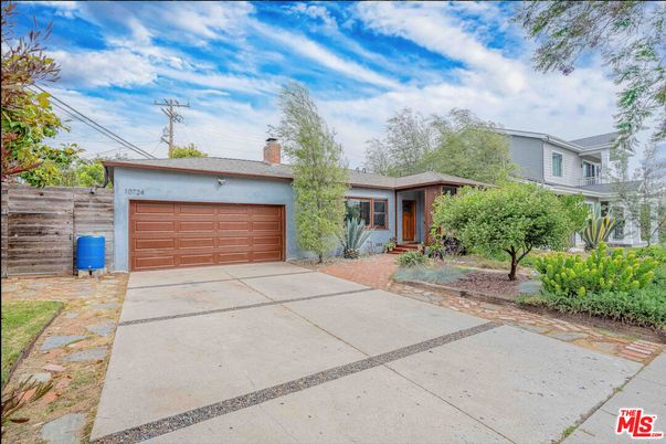 Attached, Exterior, Facade, Ranch