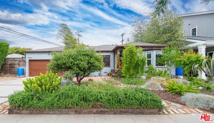Attached, Exterior, Facade, Ranch