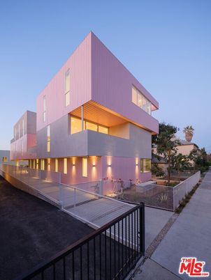 Exterior, Facade, Modern
