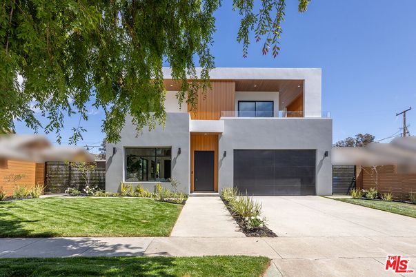 Attached, Exterior, Facade, Modern