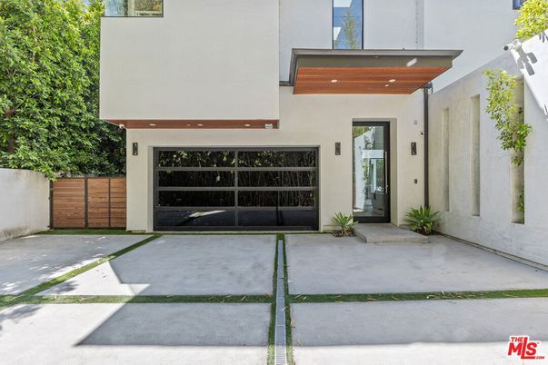 Attached, Exterior, Facade, Modern