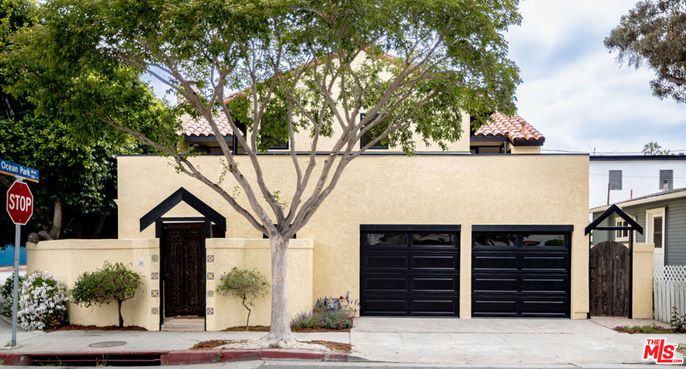 Attached, Exterior, Facade, None