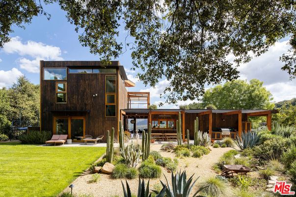 Backyard, Exterior, Facade, Modern