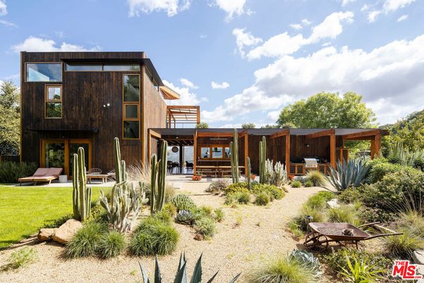 Backyard, Exterior, Facade, Modern