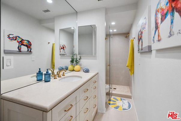 Bathroom, Dual Sink Vanities, Interior, Recessed Lighting