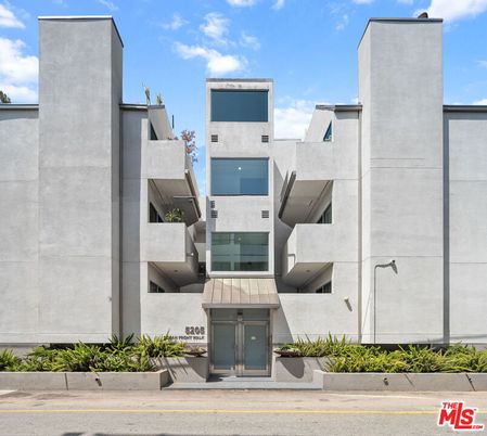 Exterior, Facade, Modern