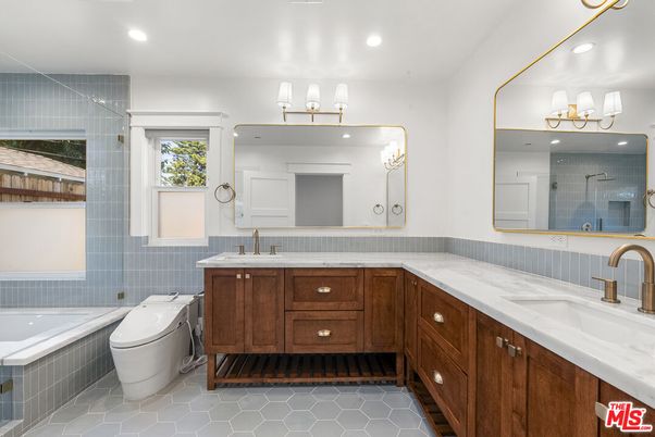 Bathroom, Dual Sink Vanities, Interior, Recessed Lighting