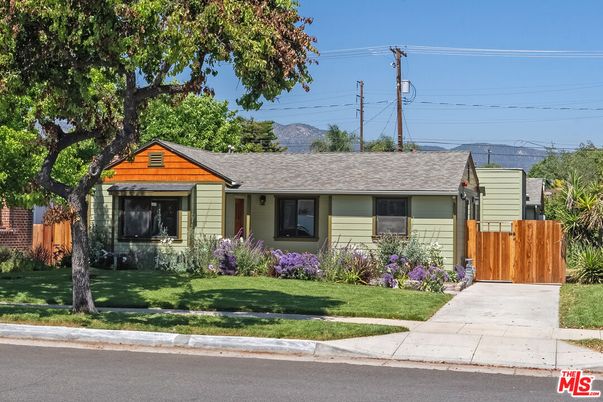 Exterior, Facade, Ranch